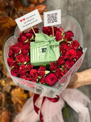 شوكولاتة باتشي منسقة داخل باقة ورد بورد بيبي روز احمر مع تغليف تُل