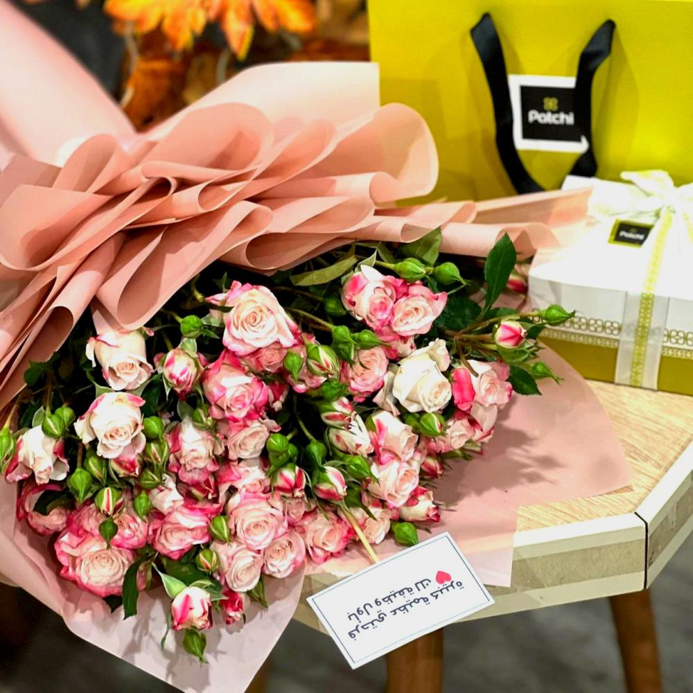 شوكولاتة باتشي مع بوكيه ورد بيبي روز pink mix