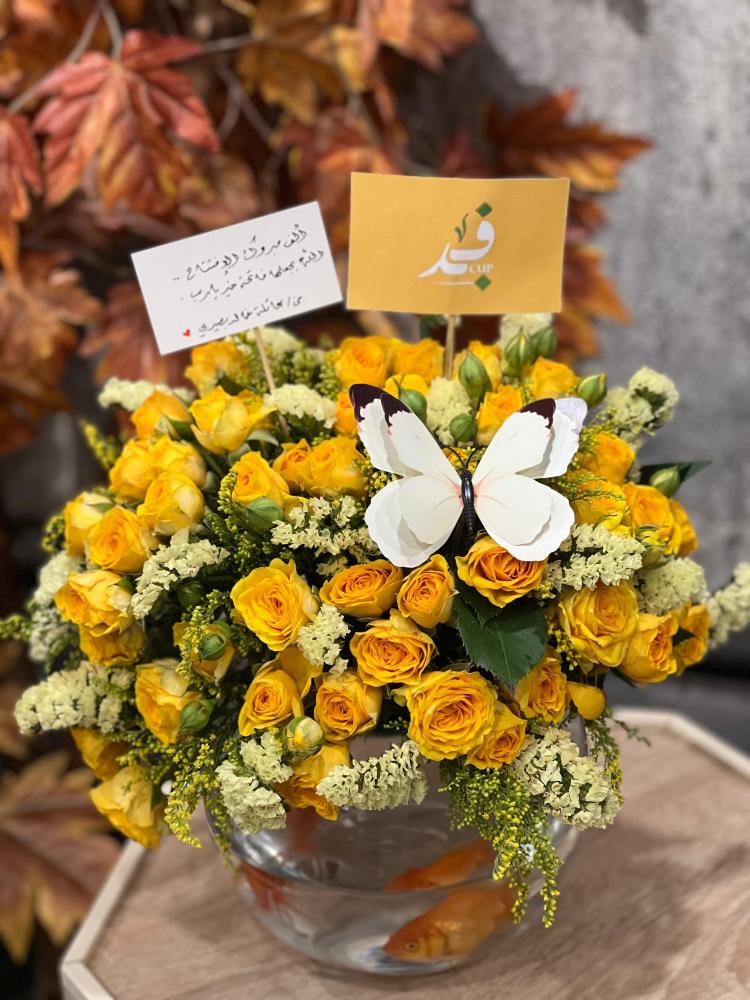 زوج من أسماك الزينة مع احجار الزينة في فازة دائرية