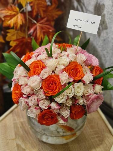 زوج من أسماك الزينة مع احجار الزينة في فازة دائرية...