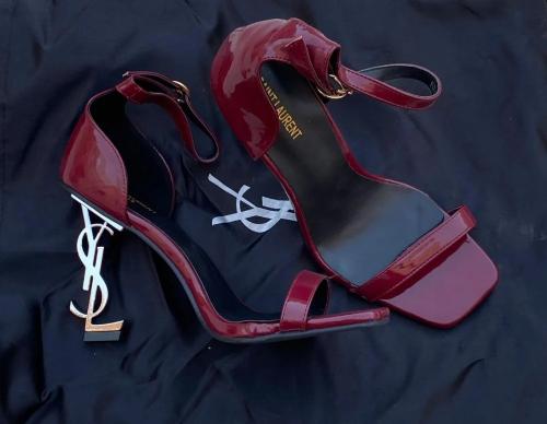كعب عالي تصميم فاخر من ماركه saint laurent