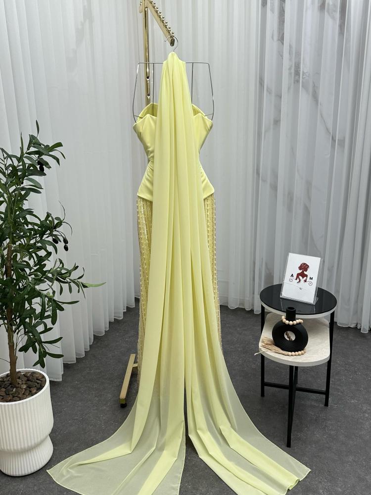 فستان اصفر فاتح