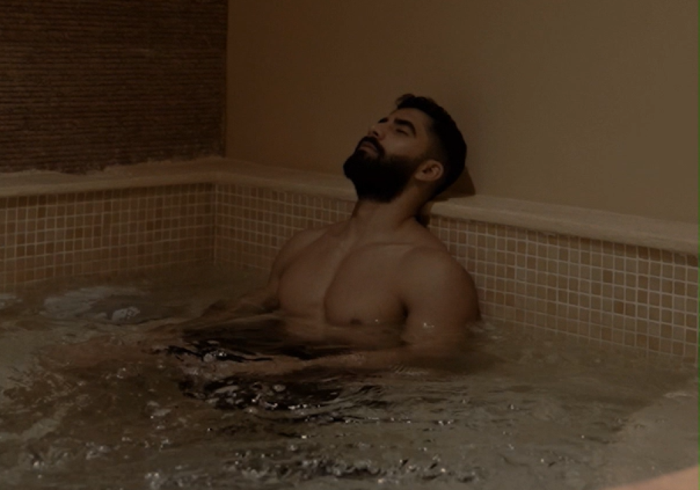 جلسة مساج بالحجر الساخن
