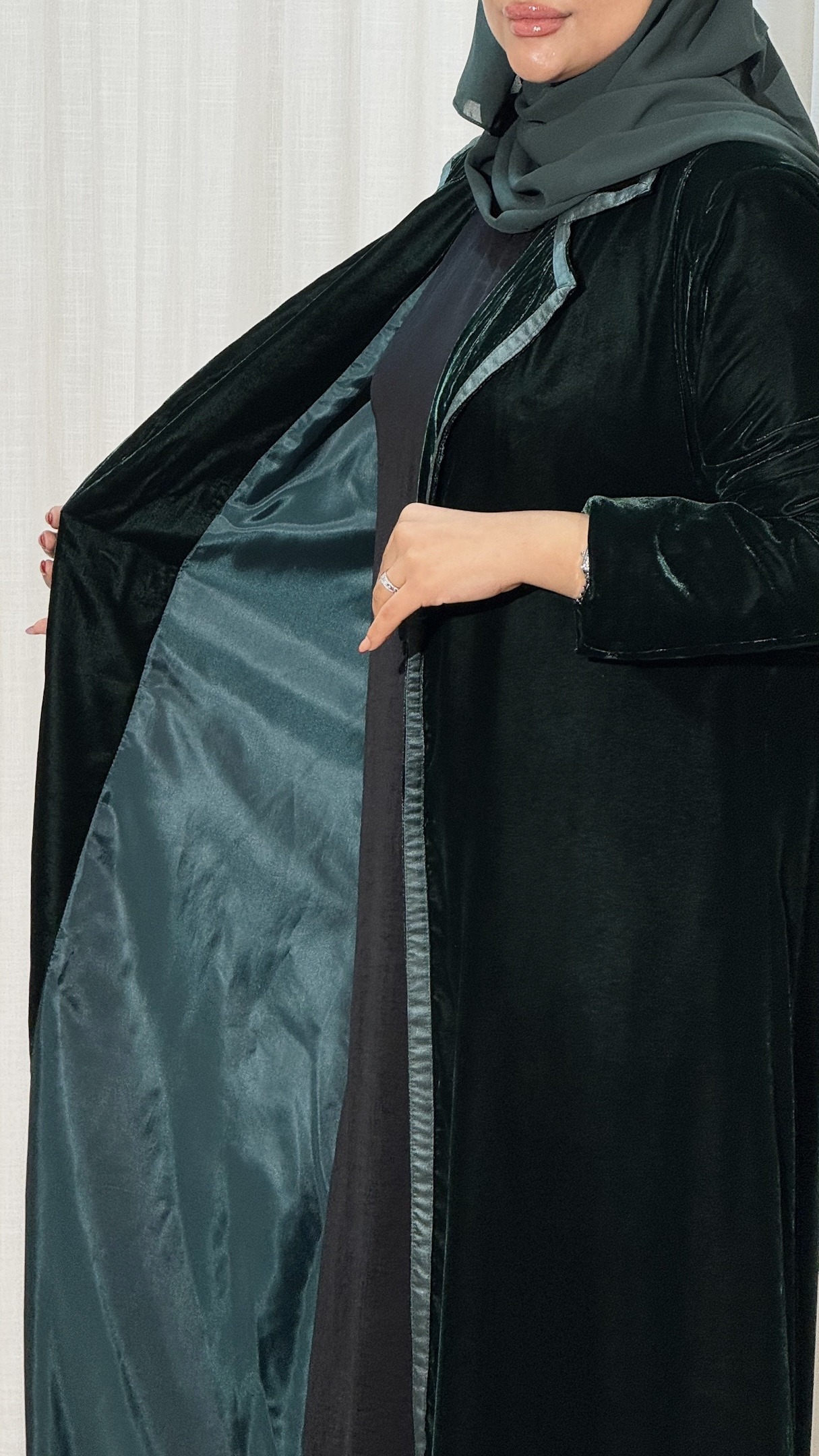 عباية مخمل فاخرة  و مريحة بتصميم أنيق يبرز فخامتك