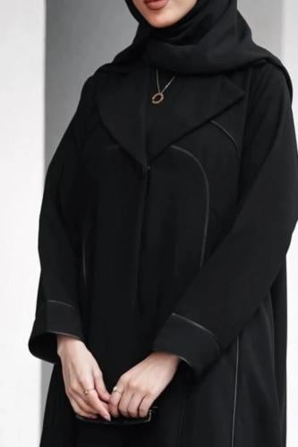 A25-عباية سوداء بقيطان جلد