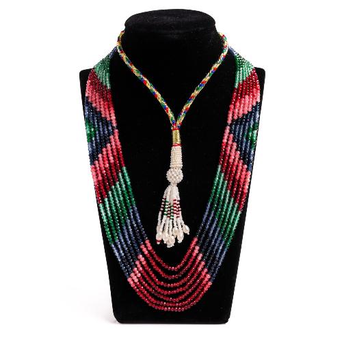 عقد فاخر بأحجار كريمة ملونة – زمرد، ياقوت، وزفير