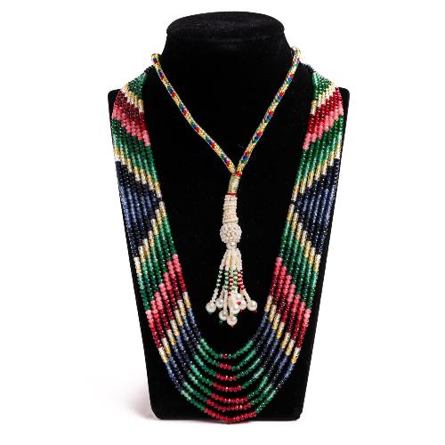 عقد فاخر بأحجار كريمة ملونة – زمرد، ياقوت، وزفير