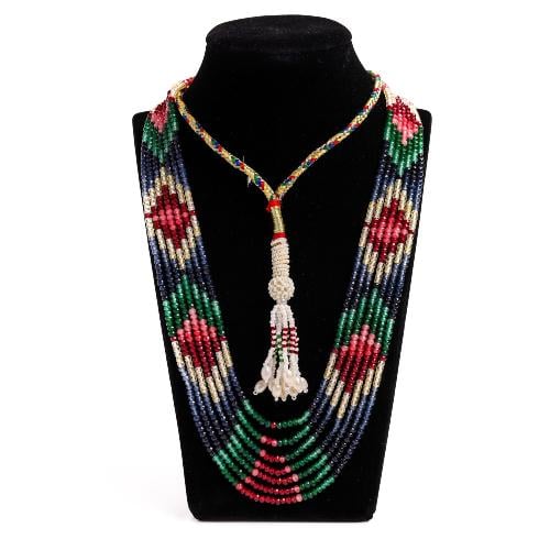 عقد فاخر بأحجار كريمة ملونة – زمرد، ياقوت، وزفير