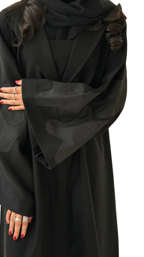 عباية بليزر سوداء بكريب فاخر و أكمام واسعة بتفتة ورد - B