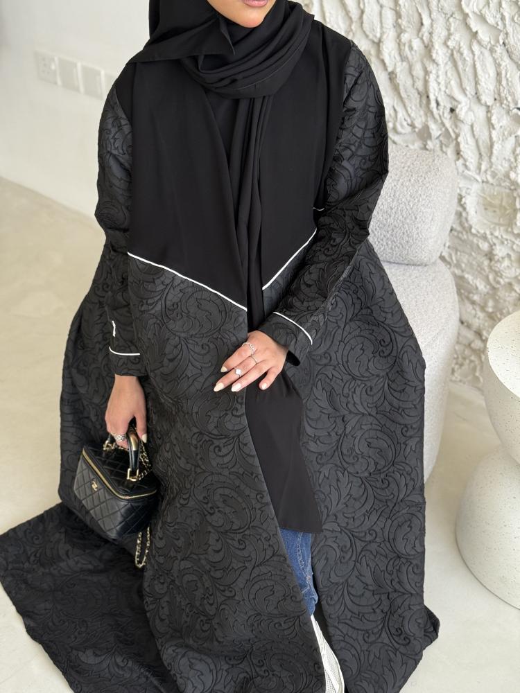 عباية فاخرة بنص كلوش – قماش كوري وجاكار هندي بتفاصيل قيطان أبيض – كود H