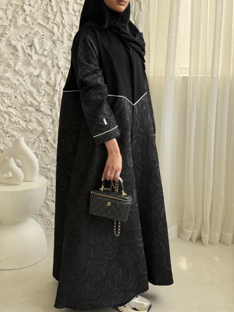 عباية فاخرة بنص كلوش – قماش كوري وجاكار هندي بتفاصيل قيطان أبيض – كود H