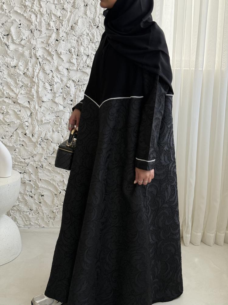 عباية فاخرة بنص كلوش – قماش كوري وجاكار هندي بتفاصيل قيطان أبيض – كود H