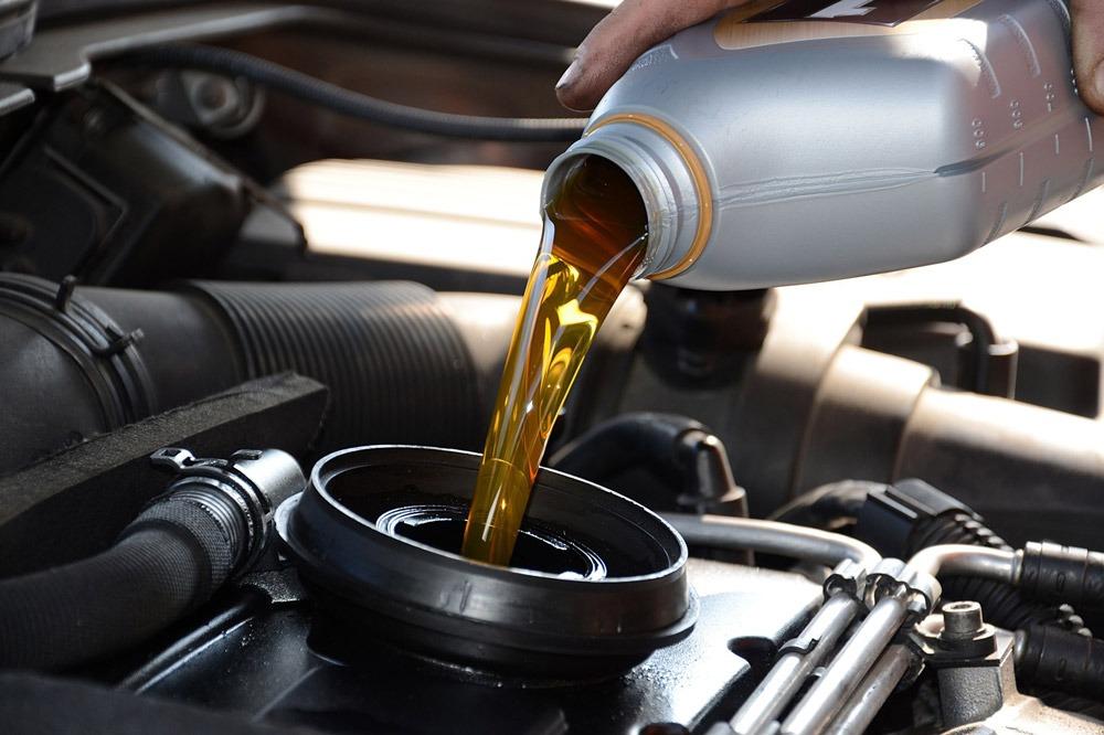 أفضل زيت سيارات في السعودية الأنواع والأسعار وأهم النصائح