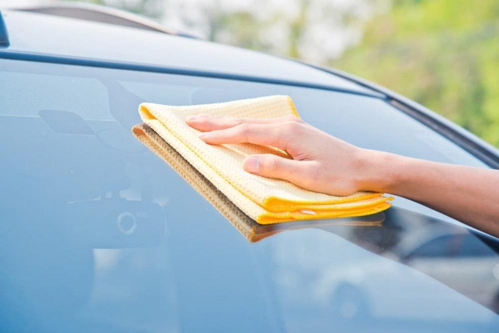 طريقة تنظيف زجاج السيارة من الترميل بأفضل مواد التلميع