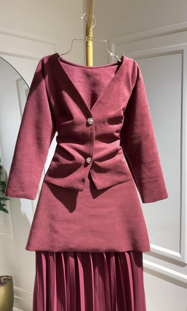 طقم تنورة وبلوزة بأكمام مخملي برغندي