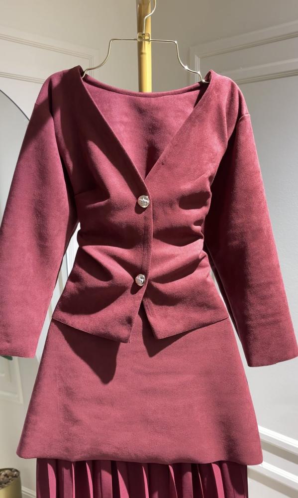 طقم تنورة وبلوزة بأكمام مخملي برغندي