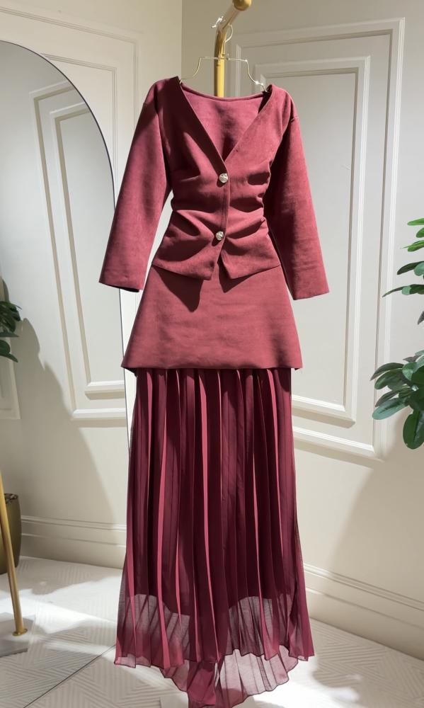 طقم تنورة وبلوزة بأكمام مخملي برغندي