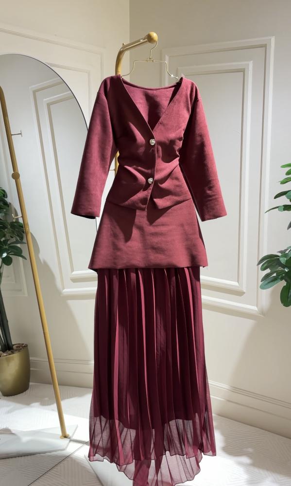 طقم تنورة وبلوزة بأكمام مخملي برغندي