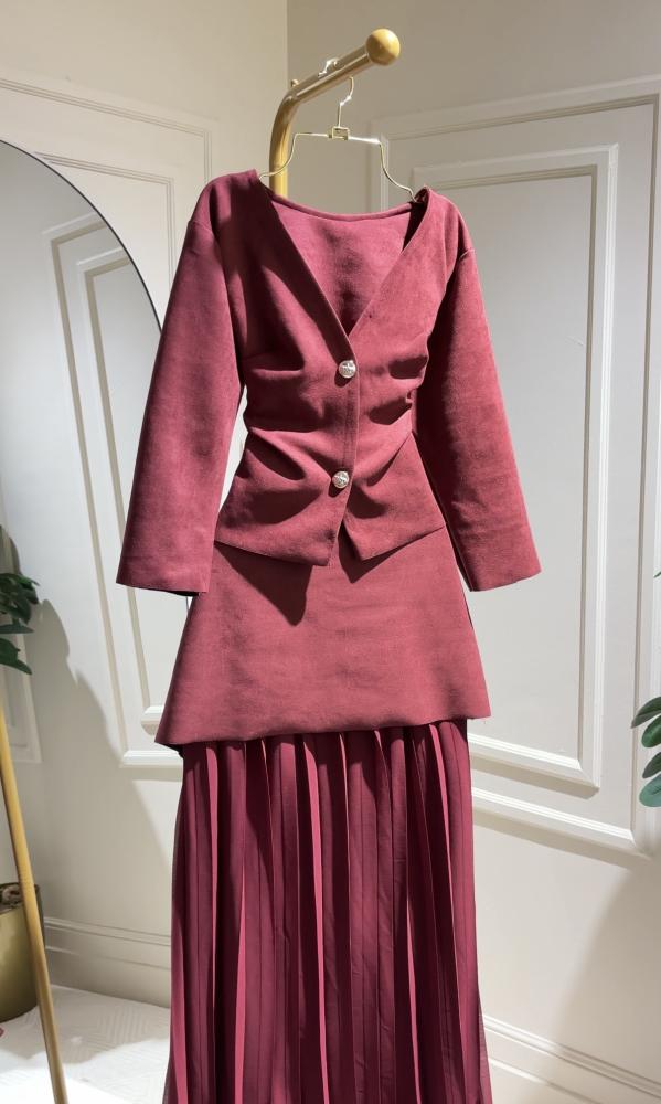طقم تنورة وبلوزة بأكمام مخملي برغندي