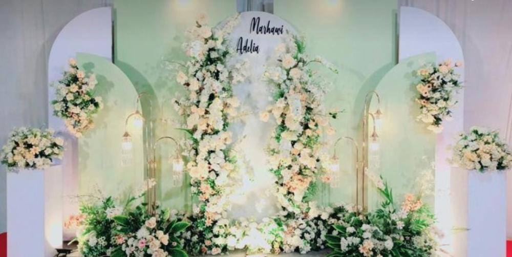 كوشة زفاف مميزة بالورد والأكليل مع أسماء العرسان