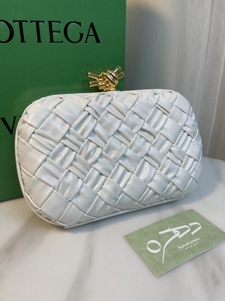 شنطة محفظة بوتيقا كلاتش بقفل عقدة - أبيض