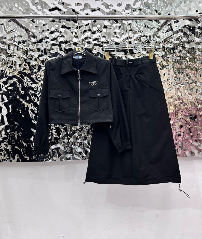 طقم تيور برادا بلوزة وتنورة