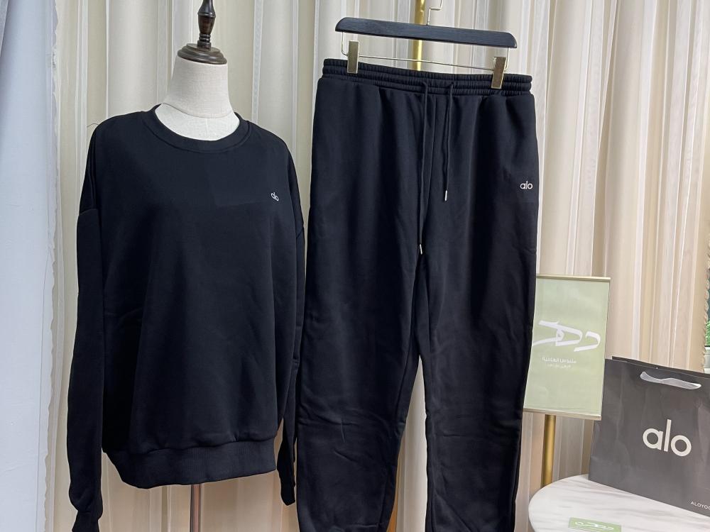 طقم سويتز برقبة دائرية ضيقة وبنطال من alo yoga - مجموعة 3