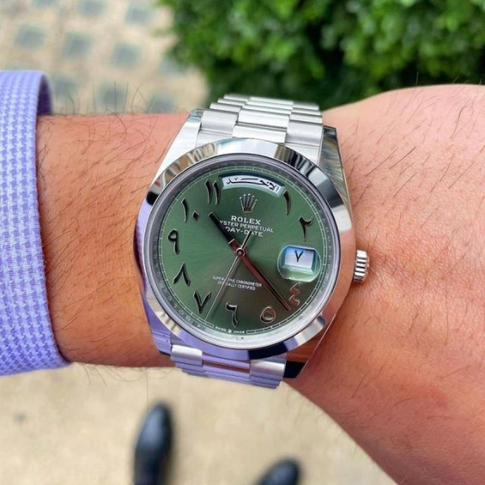 ساعة رولكس داي ديت بالأرقام العربية وخلفية خضراء