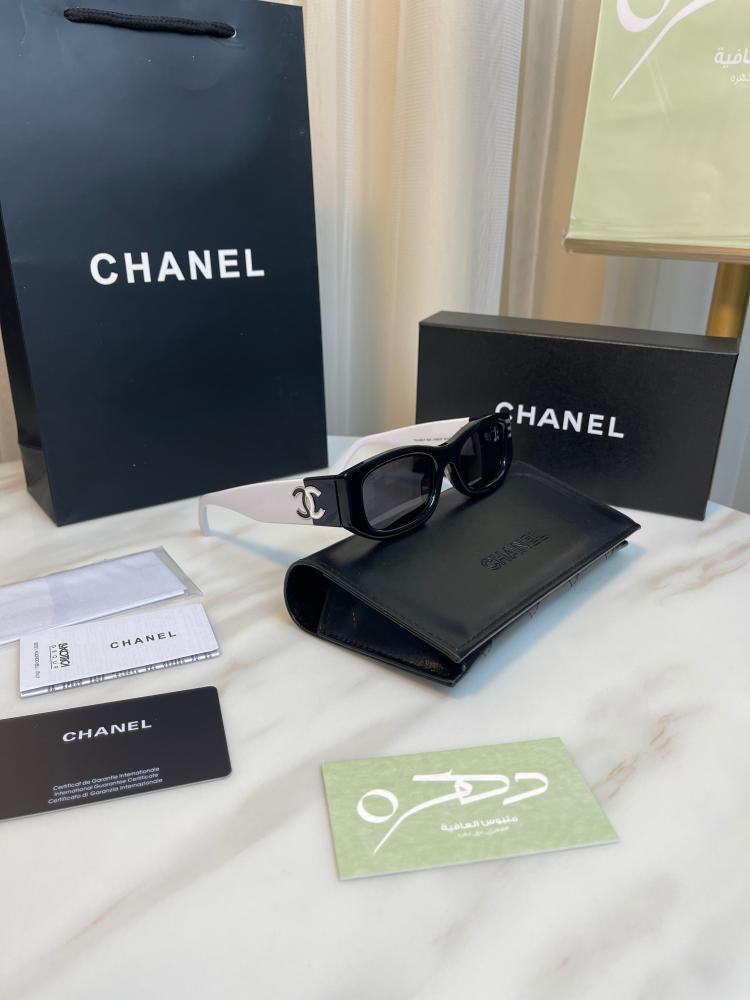 نظارة شمسية CH5525 1656/T8 من شانيل بلون أسود وأبيض