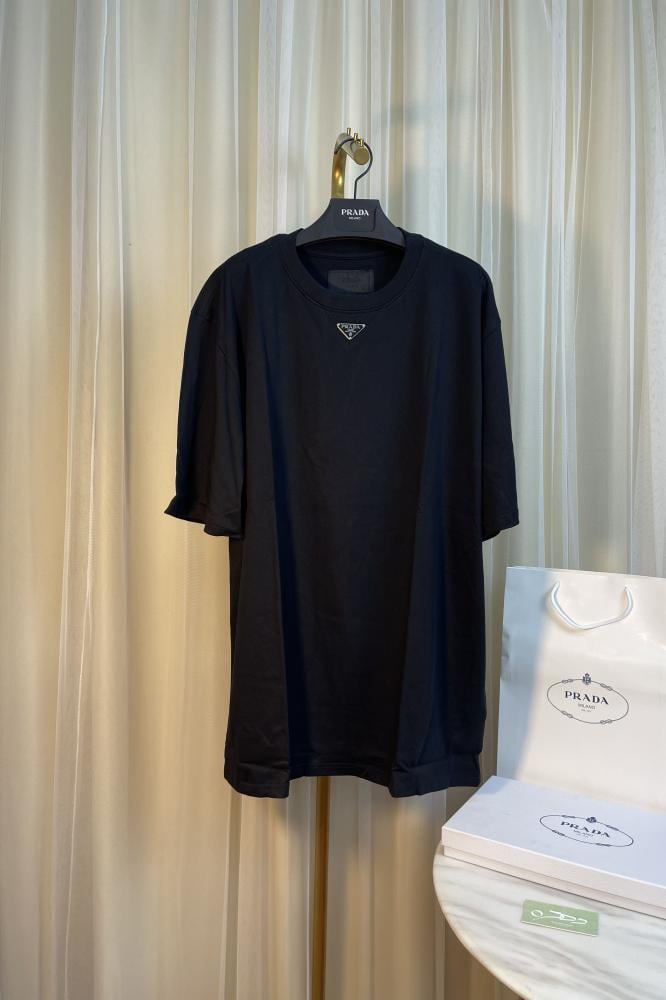 تيشرت برادا بالشعار المثلث تحت الياقة - أسود