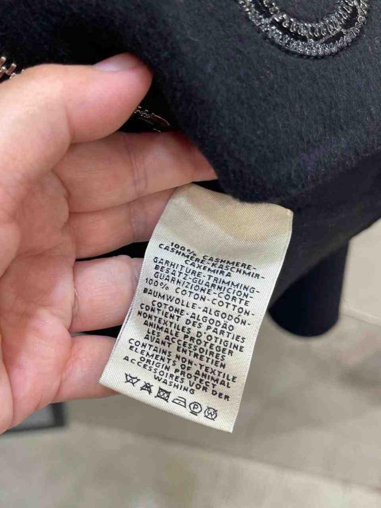 معطف هيرميز بنقش الشعارات بأكمام طويلة من الكشمير