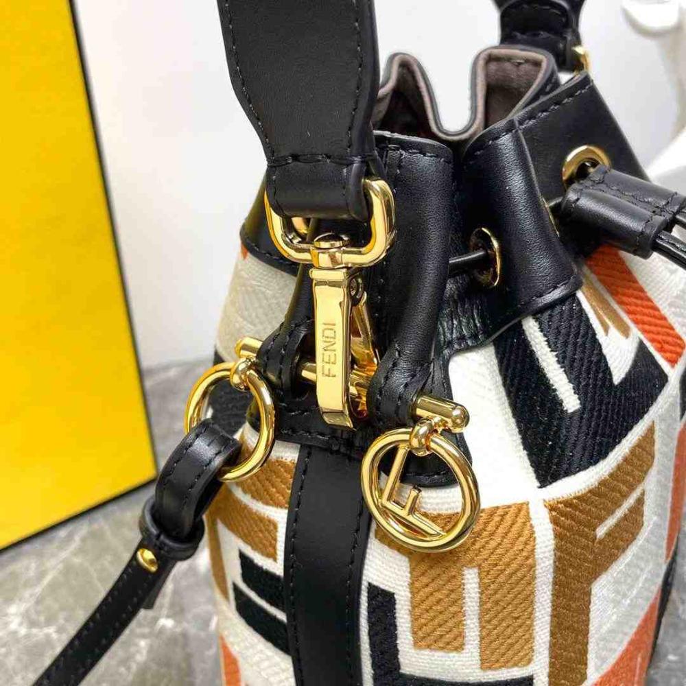 حقيبة دلو 18 سم جلدية من فندي مون تريزور