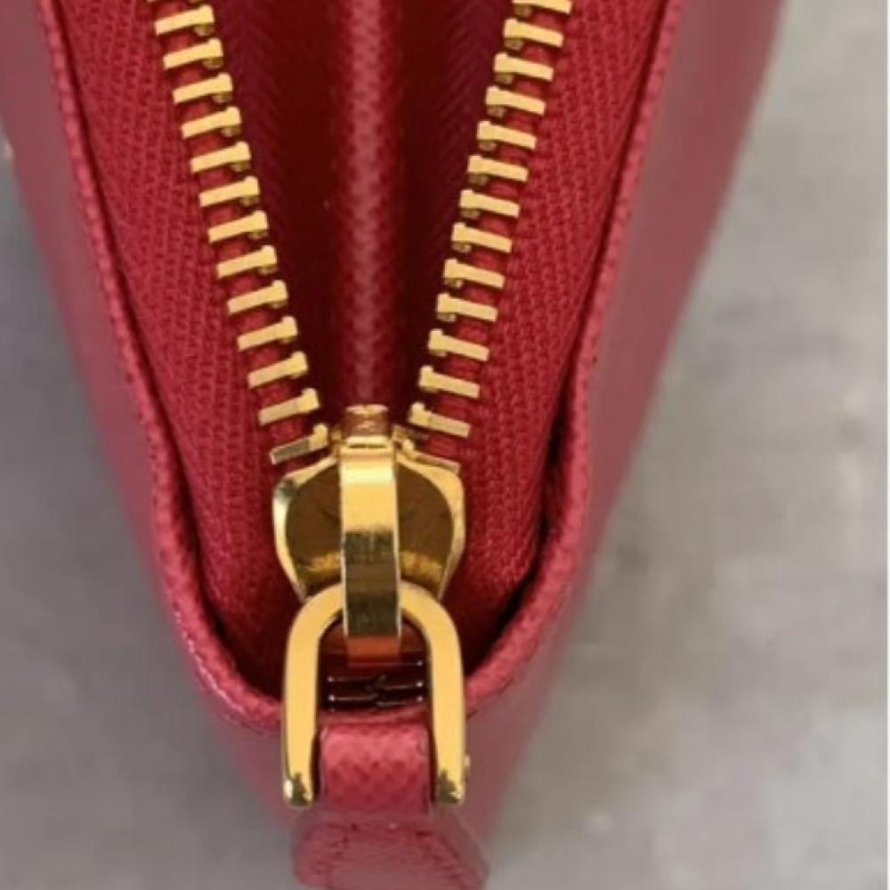 محفظة سافيانو بسحاب محيطي من برادا - أحمر