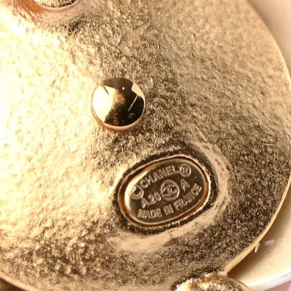 أقراط كاميليا CC شانيل متدلية من الكريستال واللؤلؤ