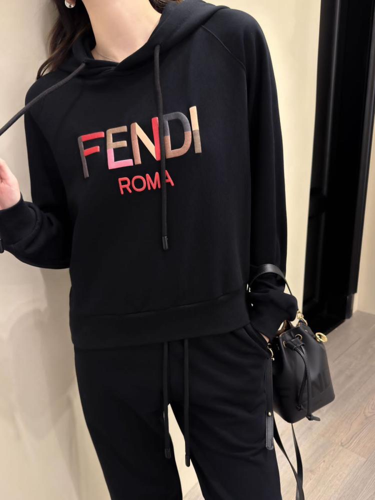 طقم بيجامة فندي بشعار كبير محبوك متعدد الألوان