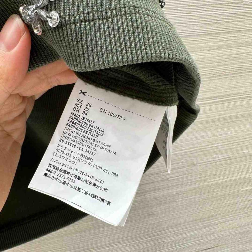 بلوزة جيرسيه محبوكة مضلعة مطرزة ومصبوغة من ميو ميو