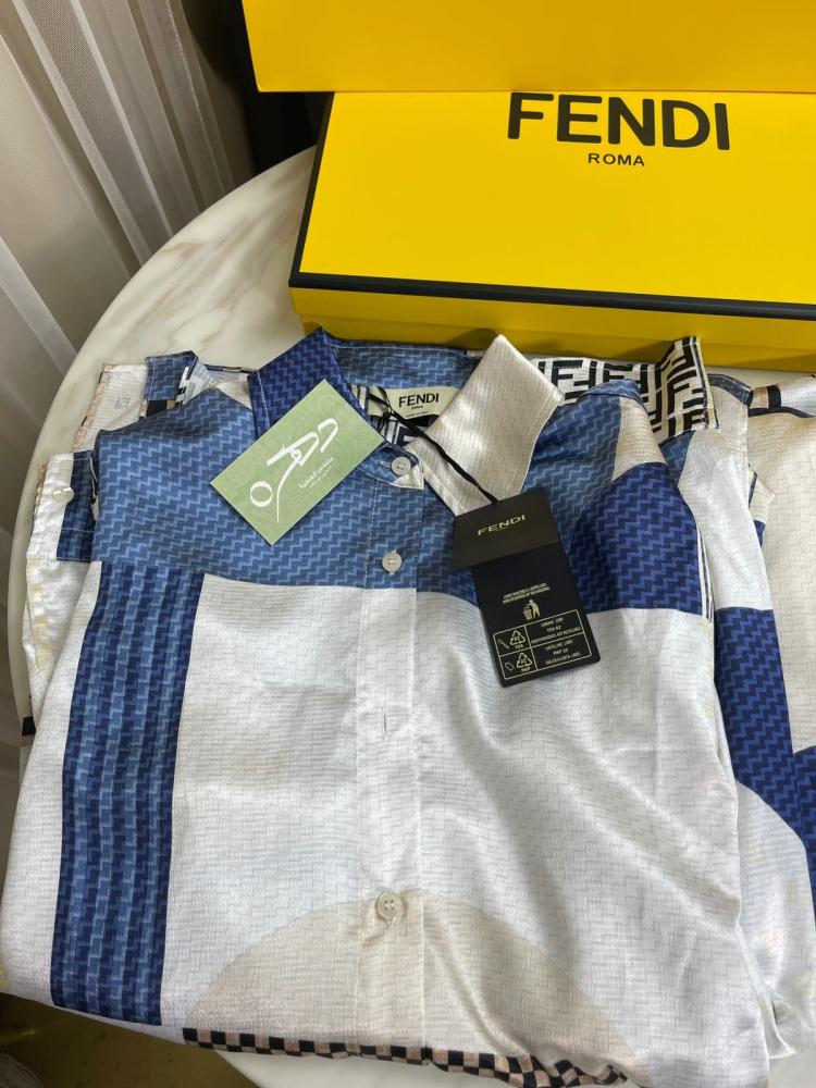 طقم بلوزة وبنطلون فندي بطبعة بنمط أشكال مختلفة باللون الأبيض و الأزرق