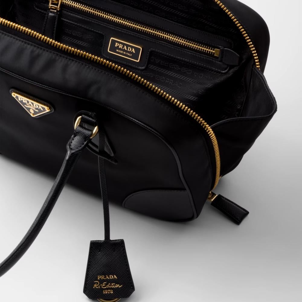 حقيبة نسائية من Prada بمقبض مزدوج مزينة بشعار الماركة - لون أسود