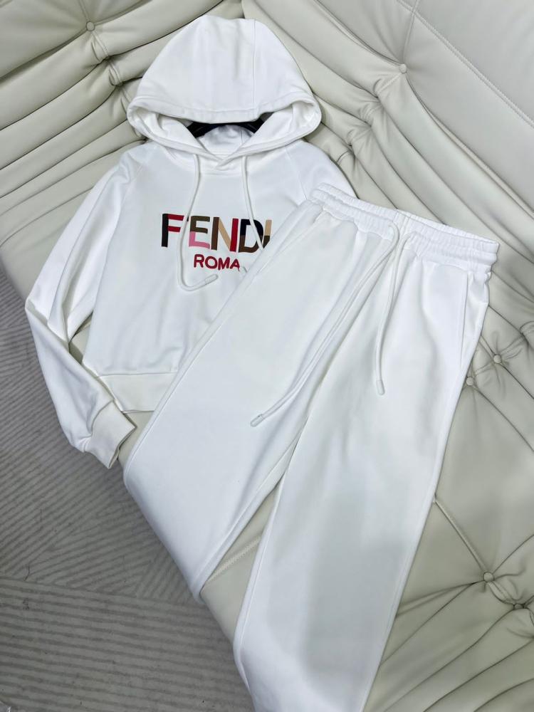 طقم بيجامة فندي بشعار كبير محبوك متعدد الألوان