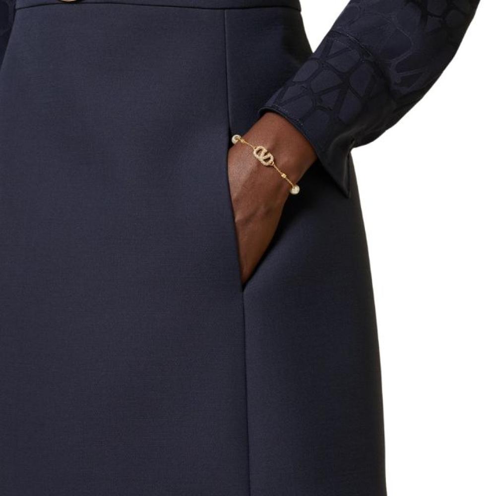 سوار بشعار فلوجو مرصع بكريستالات بلؤلؤتين من فالنتينو