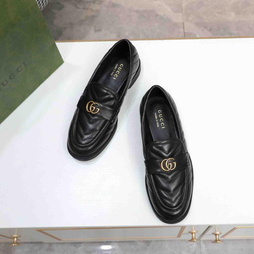 حذاء سهل الارتداء جلد مبطن بخطوط شيفرون وشعار GG من قوتشي