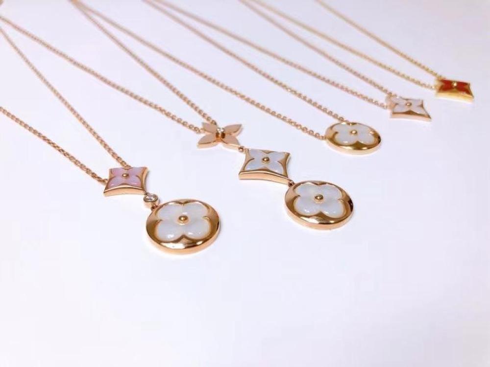 قلادة زهرة ملونة على شكل شمس من لويس فيتون