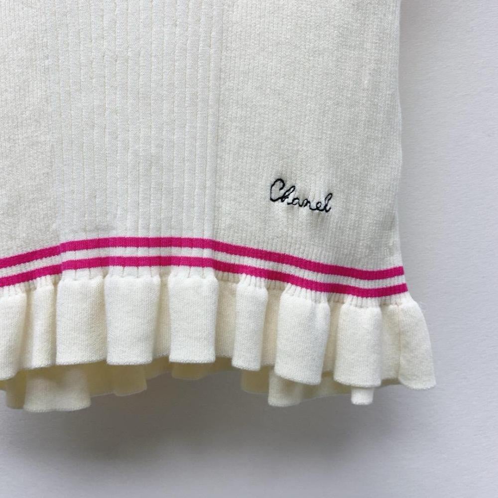 توب صيفي من شانيل بتصميم سمكة مطرزة