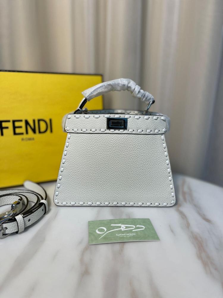 حقيبة بيكابو ايسيو سيليرا بيضاء من فندي