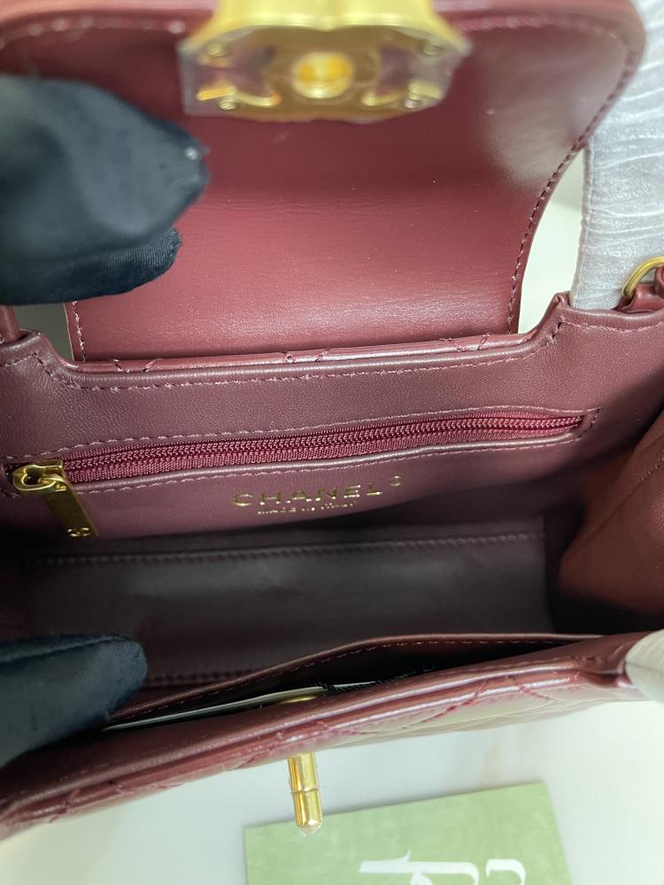 حقيبة يد وكتف من شانيل بقفل دوار CC - برغندي