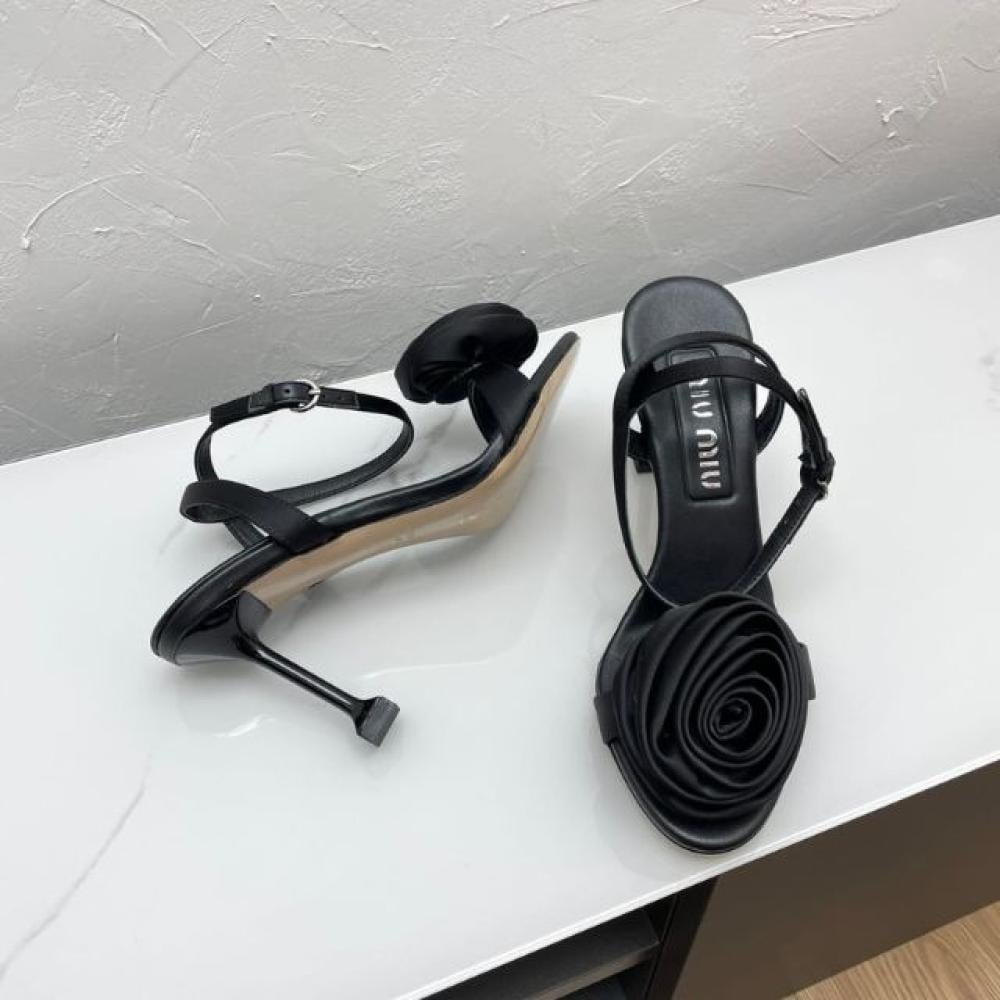 صندل من الجلد من ميو ميو