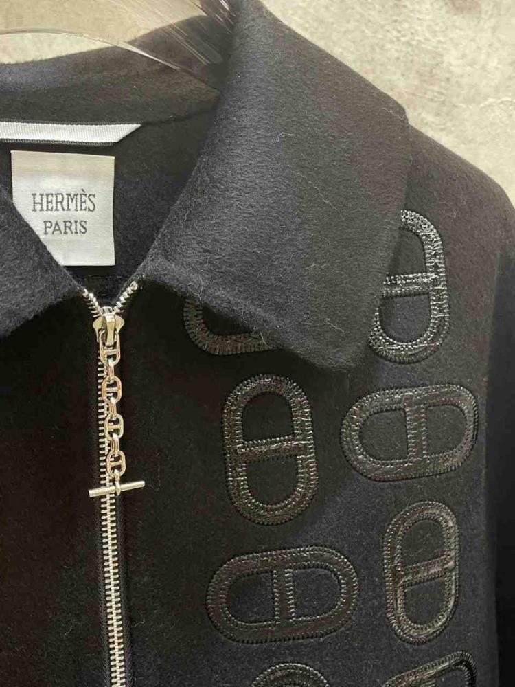 معطف هيرميز بنقش الشعارات بأكمام طويلة من الكشمير