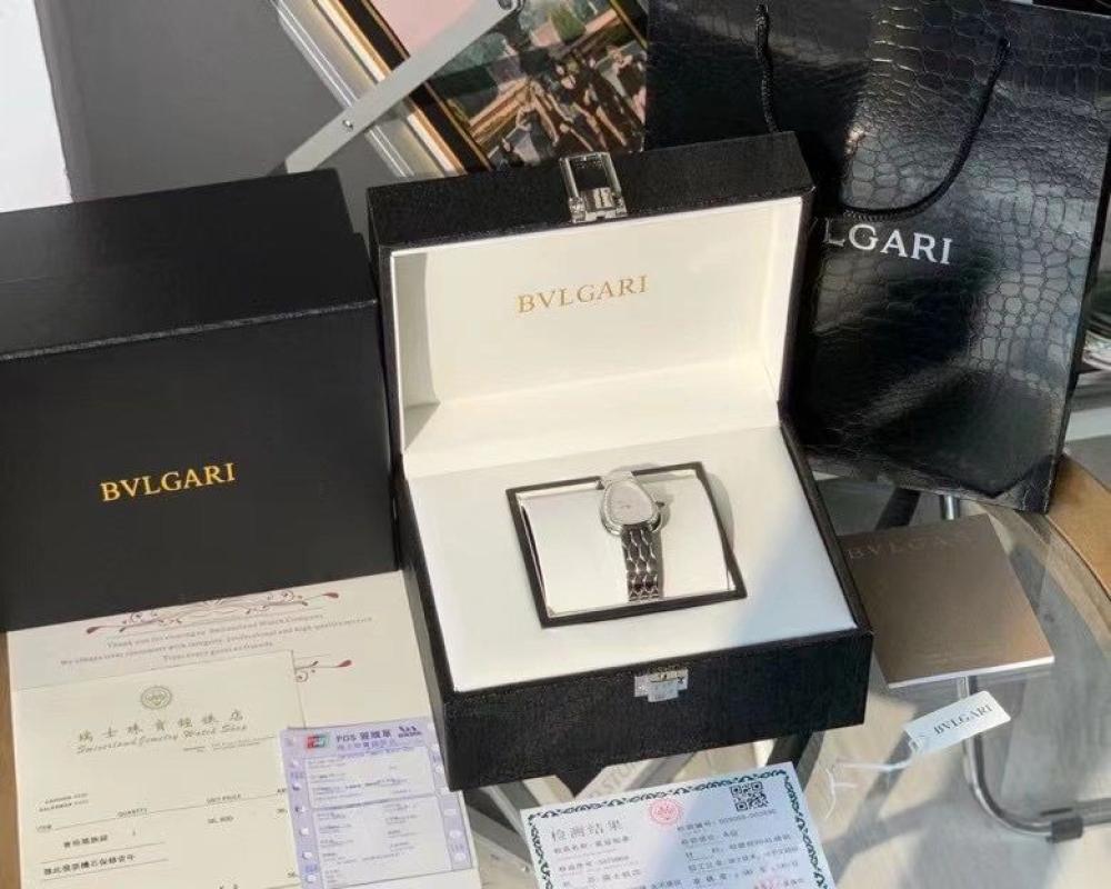 ساعة سيربنتي سيدوتوري بمينا بيضاء وارقام لاتينية من بولغاري