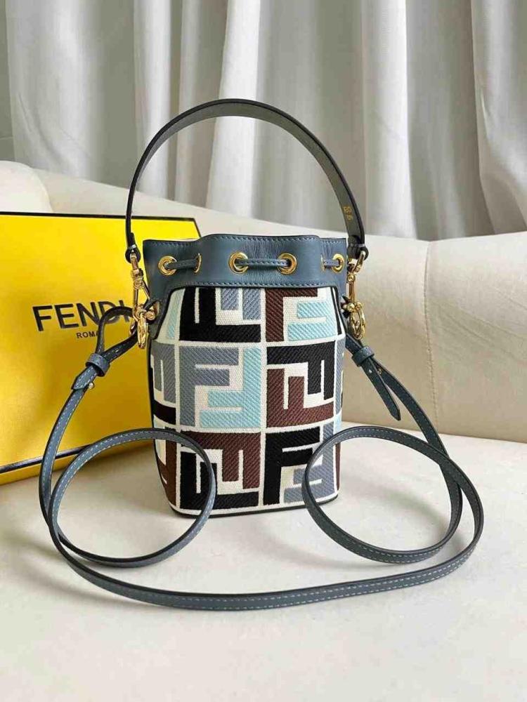 حقيبة دلو 18 سم جلدية من فندي مون تريزور