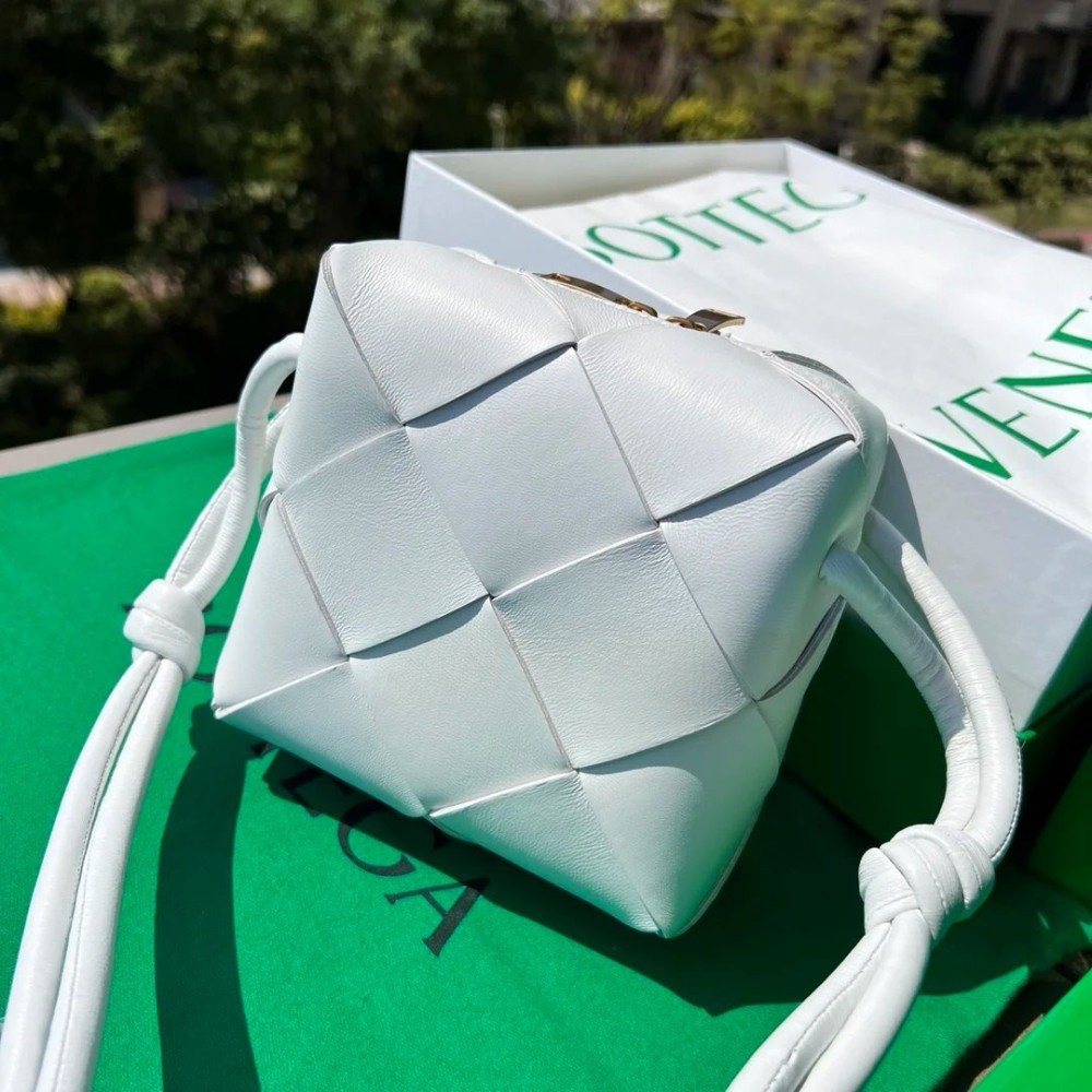 حقيبة ميني كاسيت من بوتيغا فينيتا